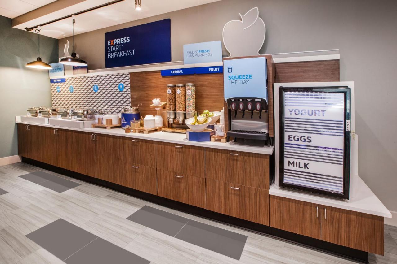 Holiday Inn Express & Suites Charlotte - Ballantyne By Ihg Екстер'єр фото